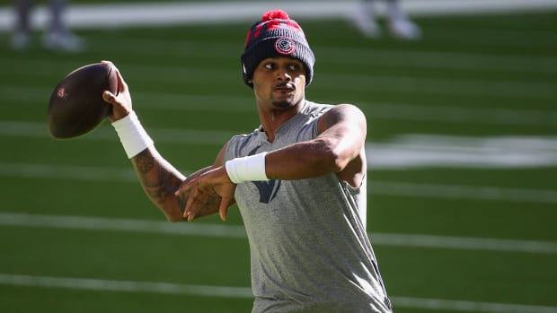 Deshaun Watson warms up before a game